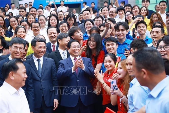 Thủ tướng Phạm Minh Chính với lãnh đạo và sinh viên Học viện Công nghệ Bưu chính Viễn thông. Ảnh: Dương Giang/TTXVN