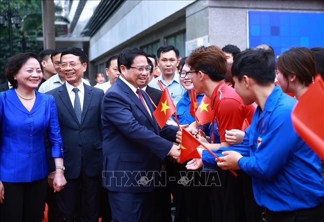 Thủ tướng Phạm Minh Chính với sinh viên tham dự Lễ phát động Phong trào “Cả nước thi đua đổi mới sáng tạo và chuyển đổi số”.Ảnh: Dương Giang/TTXVN.