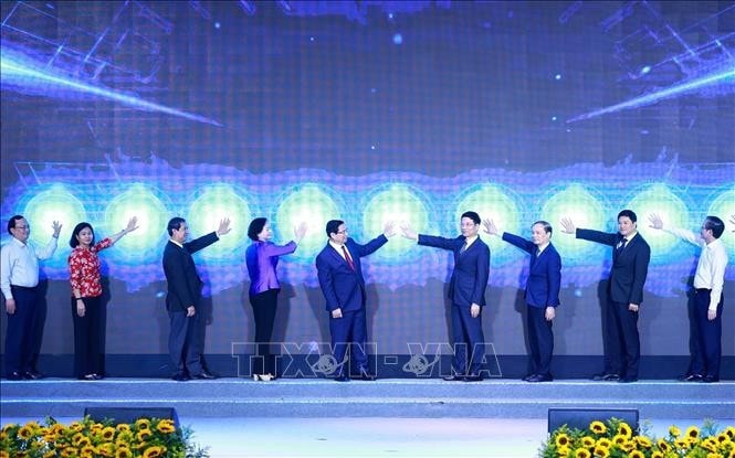 Thủ tướng Phạm Minh Chính và các đại biểu phát động Phong trào “Cả nước thi đua đổi mới sáng tạo và chuyển đổi số”. Ảnh: Dương Giang/TTXVN