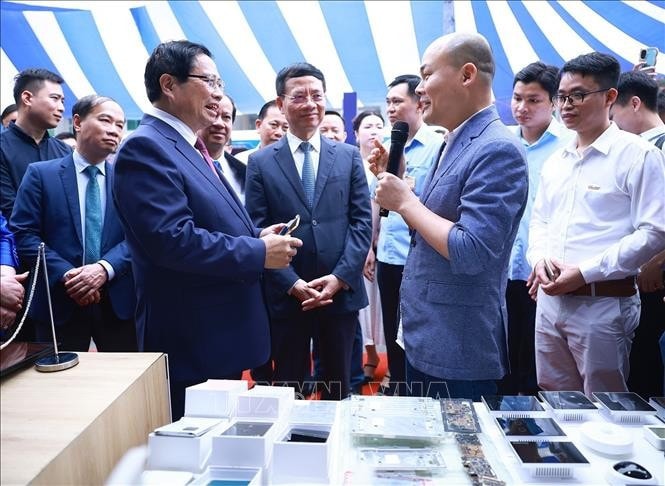 Thủ tướng Phạm Minh Chính tham quan trưng bày sản phẩm đổi mới sáng tạo và chuyển đổi số”. Ảnh: Dương Giang/TTXVN
