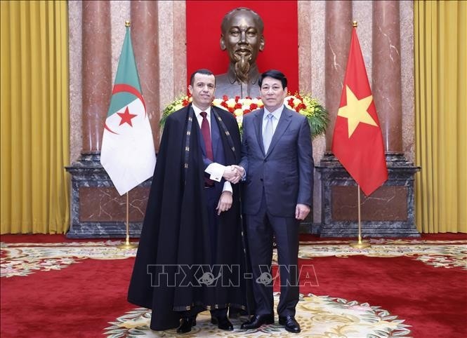 Chủ tịch nước Lương Cường với Đại sứ Cộng hoà Dân chủ Nhân dân Algeria tại Việt Nam Azeddine Bechka. Ảnh: Lâm Khánh/TTXVN