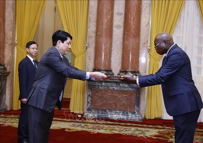 Chủ tịch nước Lương Cường nhận Quốc thư từ Đại sứ Cộng hoà Angola tại Việt Nam Fernando Miguel. Ảnh: Lâm Khánh/TTXVN