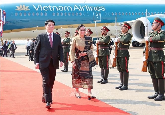 Chủ tịch nước Lương Cường đến Thủ đô Vientiane, bắt đầu thăm cấp Nhà nước tới Cộng hòa Dân chủ Nhân dân Lào. Ảnh: Lâm Khánh/TTXVN