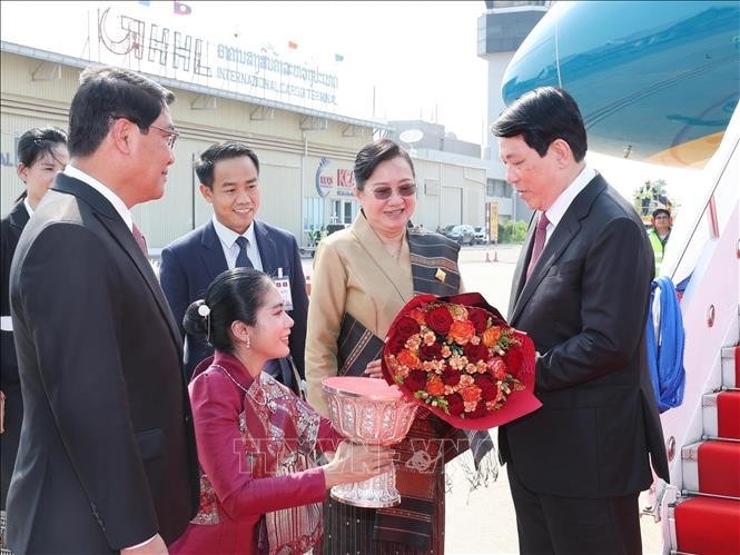 Chủ tịch nước Lương Cường đến Thủ đô Vientiane, bắt đầu thăm cấp Nhà nước tới Cộng hòa Dân chủ Nhân dân Lào. Ảnh: Lâm Khánh/TTXVN