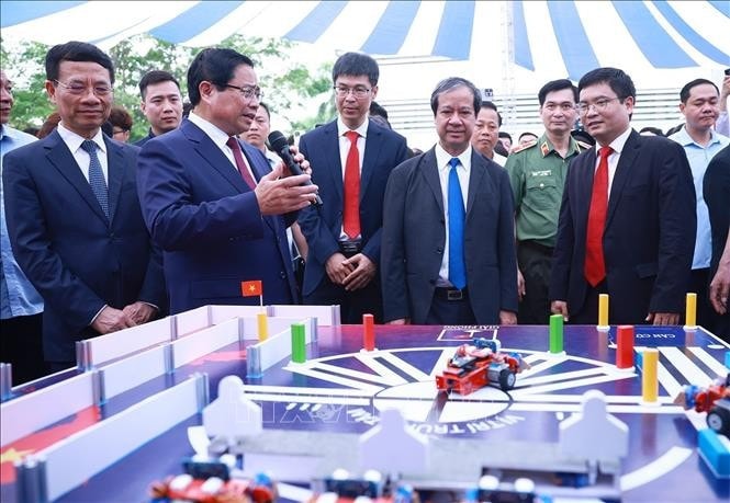 Thủ tướng Phạm Minh Chính tham quan trưng bày sản phẩm đổi mới sáng tạo và chuyển đổi số”. Ảnh: Dương Giang/TTXVN.