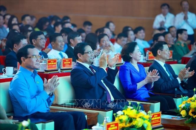 Thủ tướng Phạm Minh Chính và các đại biểu tham dự Lễ phát động Phong trào “Cả nước thi đua đổi mới sáng tạo và chuyển đổi số”. Ảnh: Dương Giang/TTXVN.