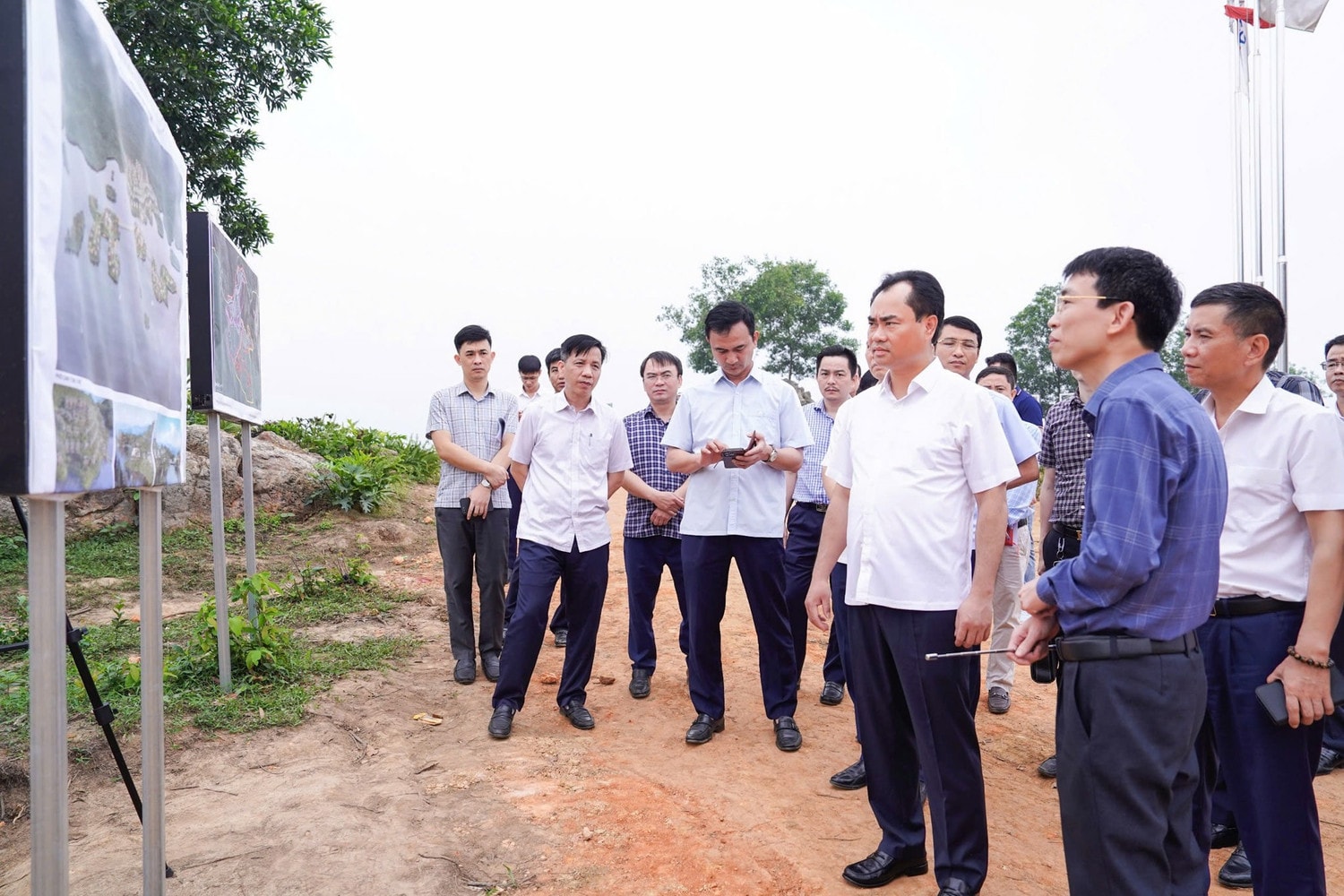 Bí thư Tỉnh ủy Thái Nguyên Trịnh Việt Hùng yêu cầu các địa phương, đơn vị và chủ đầu tư phát huy tinh thần tích cực, chủ động, “vượt nắng, thắng mưa”, phối hợp chặt chẽ để đẩy nhanh tiến độ các công trình