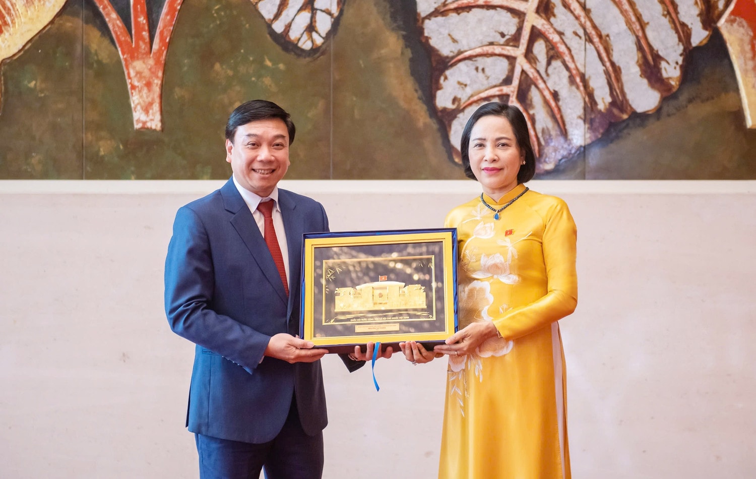 Phó Chủ tịch Quốc hội Nguyễn Thị Thanh tặng quà lưu niệm cho Đoàn ĐBQH các khóa tỉnh Vĩnh Phúc