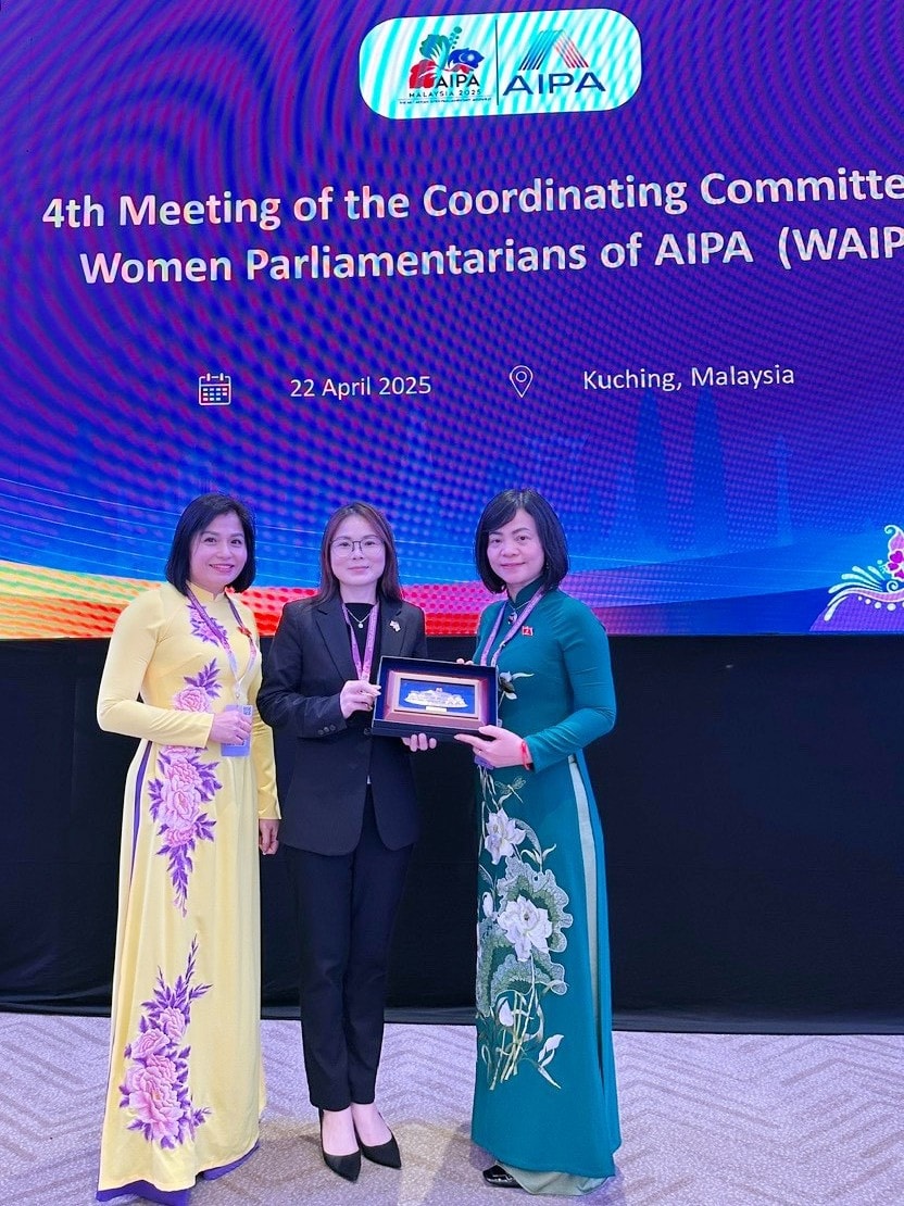 Các nữ ĐBQH Việt Nam trao quà lưu niệm tặng Chủ tịch WAIPA năm 2025 Alice Lau Kiong Yieng