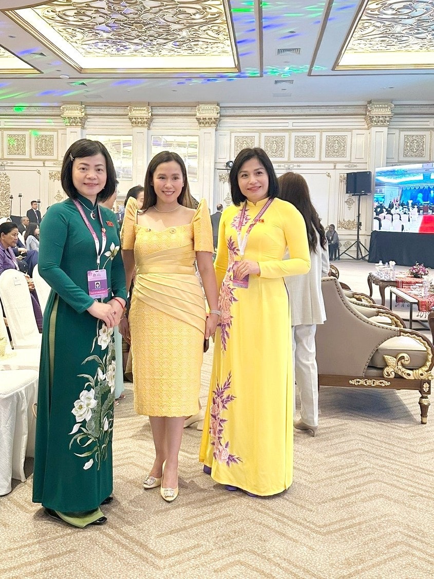Các nữ ĐBQH Việt Nam tiếp xúc với nữ ĐBQH Philippines bên lề phiên họp