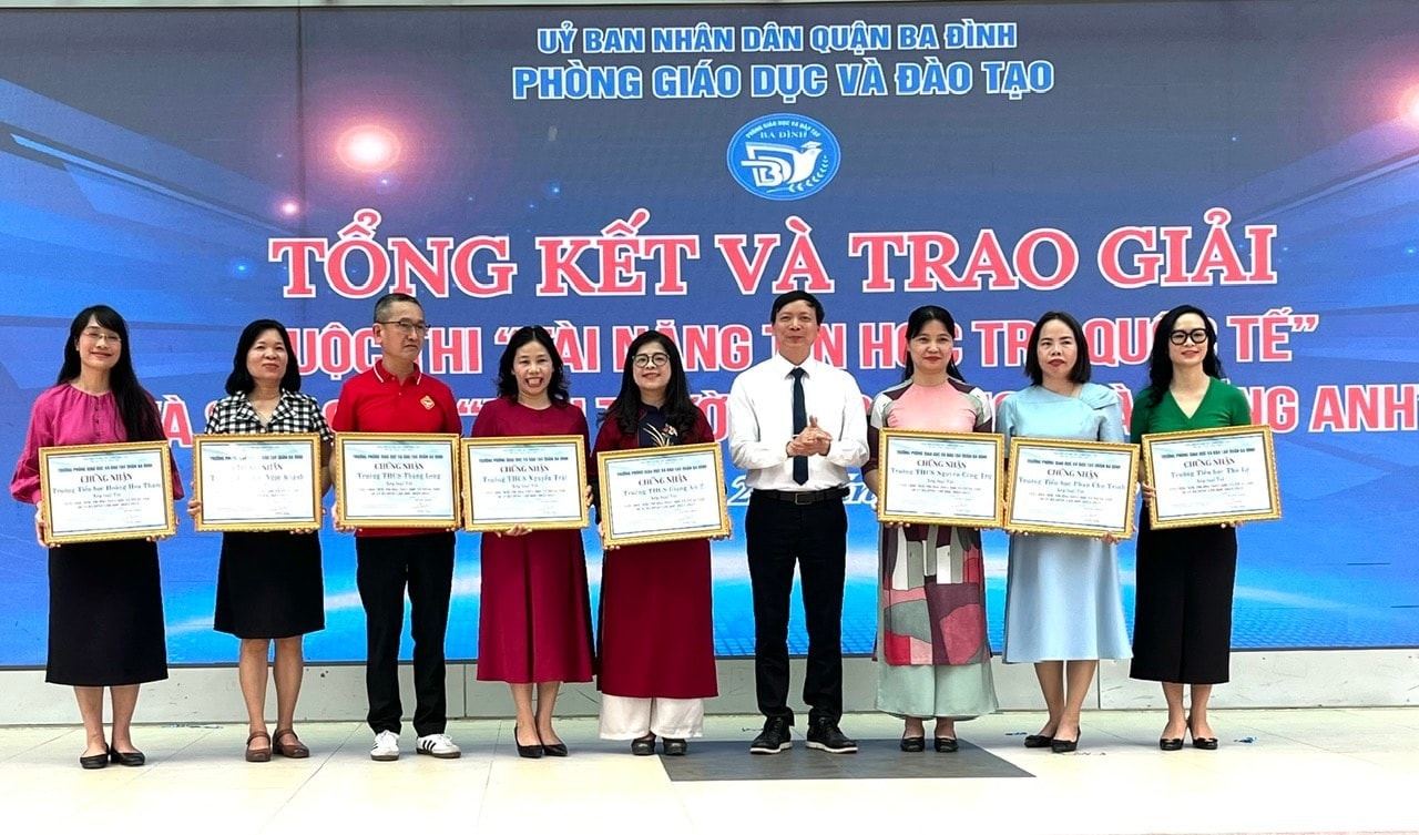 ba-dinh-trao-giai-toan-hoc-2.jpg