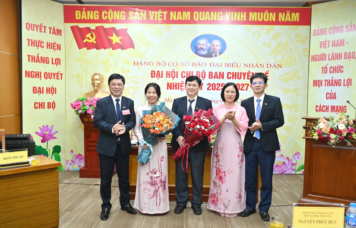 pho-tong-bien-tap-bao-dai-bieu-nhan-dan-le-thanh-kim-va-pho-bi-thu-dang-uy-pho-truong-ban-tri-su-nguyen-phuc-huy-tang-hoa-chuc-mung-chi-uy.jpg