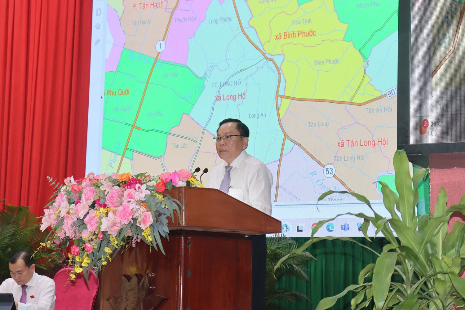 giam-doc-so-noi-vu-tran-van-hen-thua-uy-quyen-cua-ubnd-tinh-trinh-bay-cac-to-trinh-tai-ky-hop.jpg