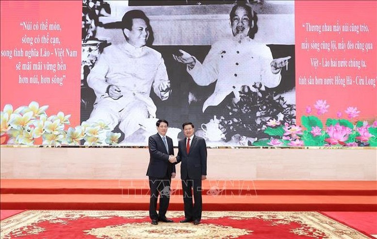 Tổng Bí thư, Chủ tịch nước Lào Thongloun Sisoulith và Chủ tịch nước Lương Cường dự Giao lưu hữu nghị Việt - Lào với chủ đề “Tình sâu hơn nước Hồng Hà - Cửu Long”. Ảnh: TTXVN