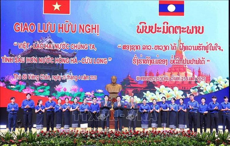 Tổng Bí thư, Chủ tịch nước Lào Thongloun Sisoulith và Chủ tịch nước Lương Cường với các đại biểu thanh niên. Ảnh: TTXVN