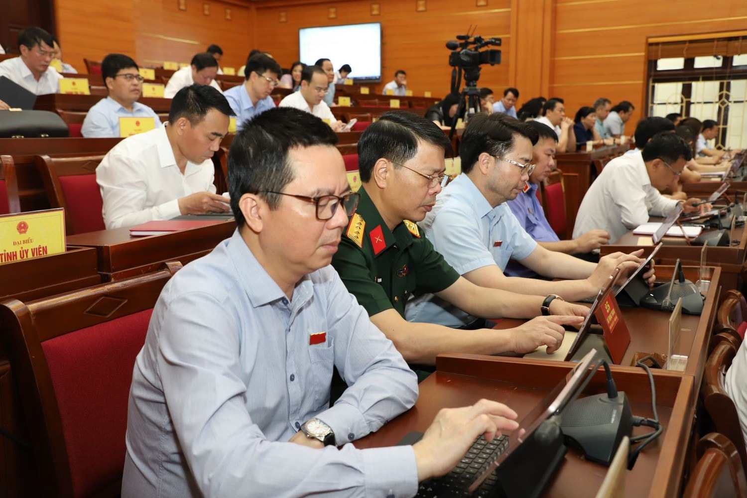 cac-dai-bieu-bieu-quyet-thong-qua-nghi-quyet-tai-ky-hop.jpg