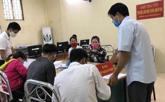 can-bo-trung-tam-dich-vu-viec-lam-tu-van-huong-dan-nguoi-lao-dong-den-nop-ho-so-de-nghi-huong-tro-cap-that-nghiep-anh-itn.jpg