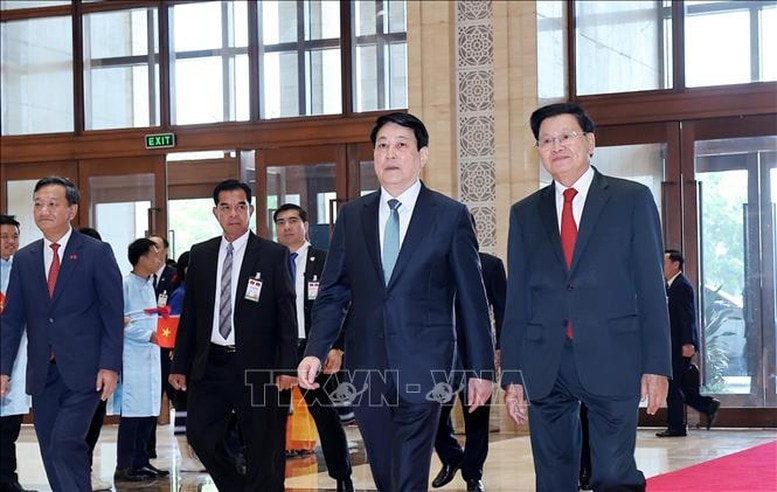 Tổng Bí thư, Chủ tịch nước Lào Thongloun Sisoulith đón Chủ tịch nước Lương Cường dự Giao lưu hữu nghị Việt - Lào với chủ đề “Tình sâu hơn nước Hồng Hà - Cửu Long”. Ảnh: TTXVN