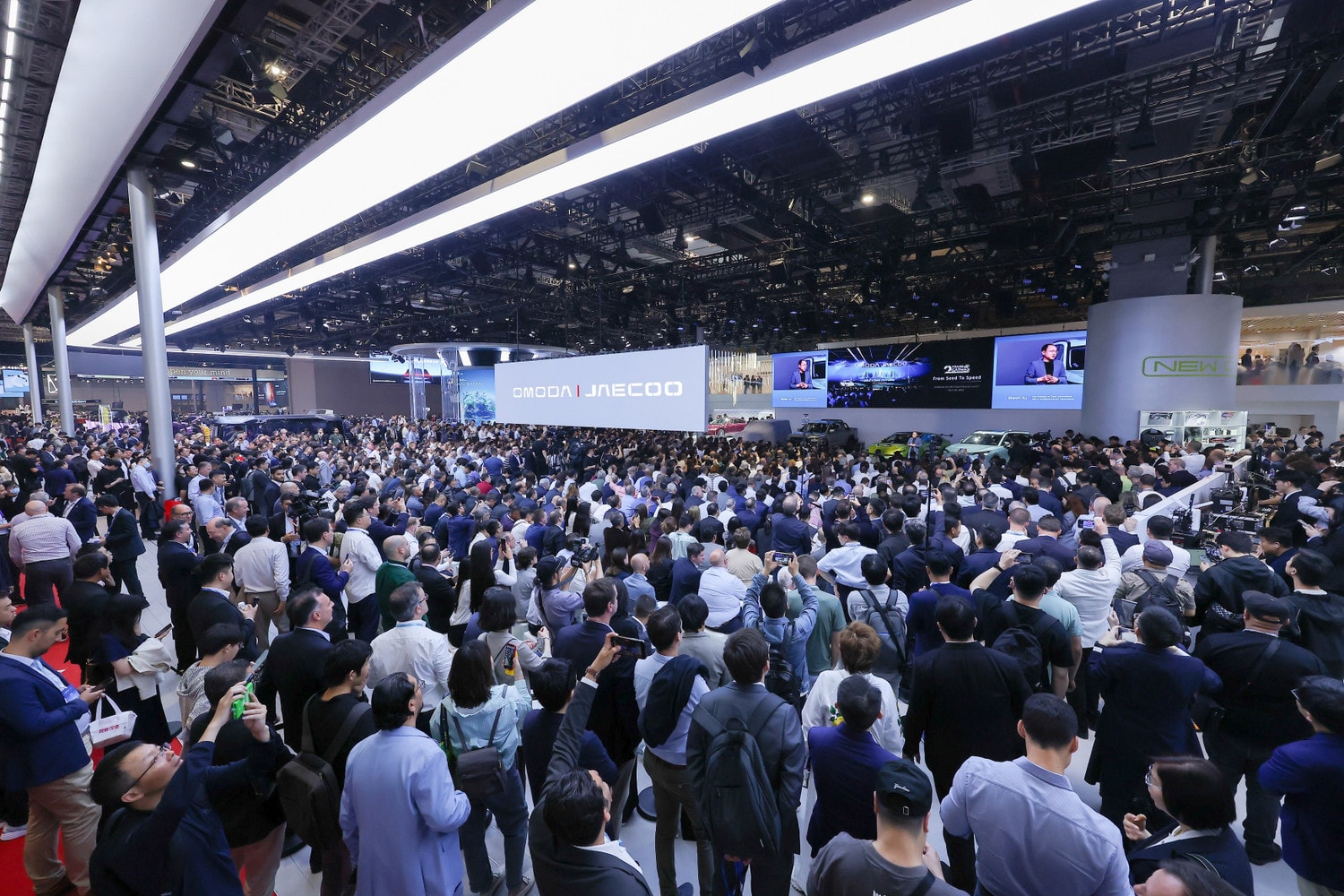 gian-hang-omoda-jaecoo-thu-hut-su-quan-tam-dong-dao-cua-cac-co-quan-thong-tan-bao-chi-tren-the-gioi.jpg
