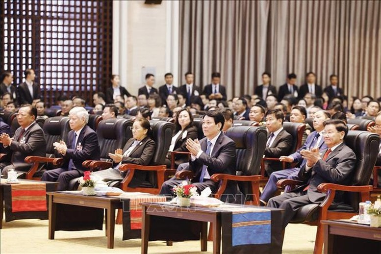 Tổng Bí thư, Chủ tịch nước Lào Thongloun Sisoulith; Chủ tịch nước Lương Cường và các đại biểu dự Giao lưu hữu nghị Việt - Lào với chủ đề “Tình sâu hơn nước Hồng Hà - Cửu Long”. Ảnh: TTXVN