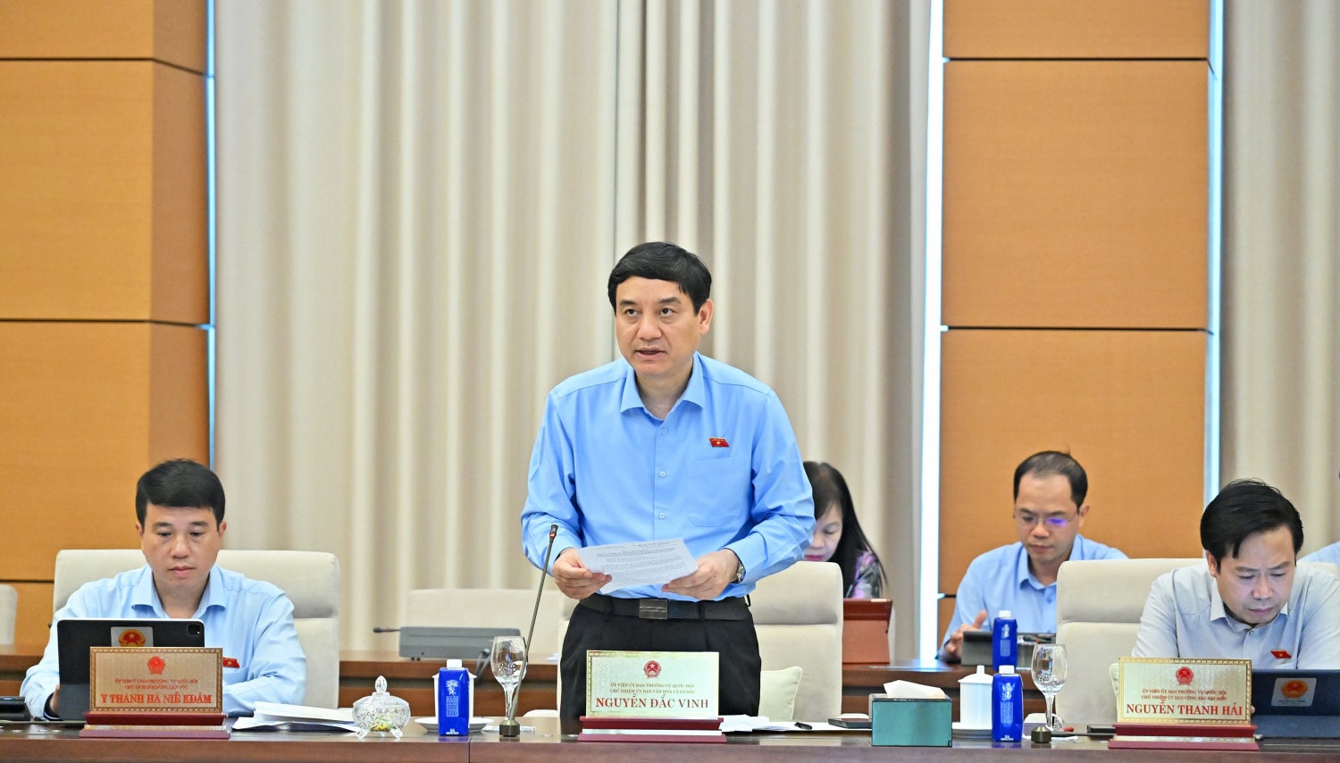 Chủ nhiệm Ủy ban Văn hóa và Xã hội Nguyễn Đắc Vinh trình bày Báo cáo thẩm tra dự thảo Nghị quyết. Ảnh: Quang Khánh