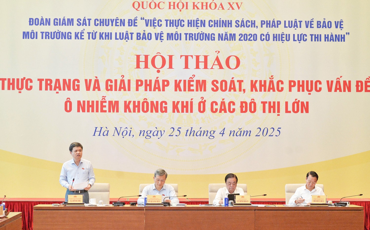 Hội thảo “Thực trạng và giải pháp kiểm soát, khắc phục vấn đề ô nhiễm không khí ở các đô thị lớn”. Ảnh: Hồ Long