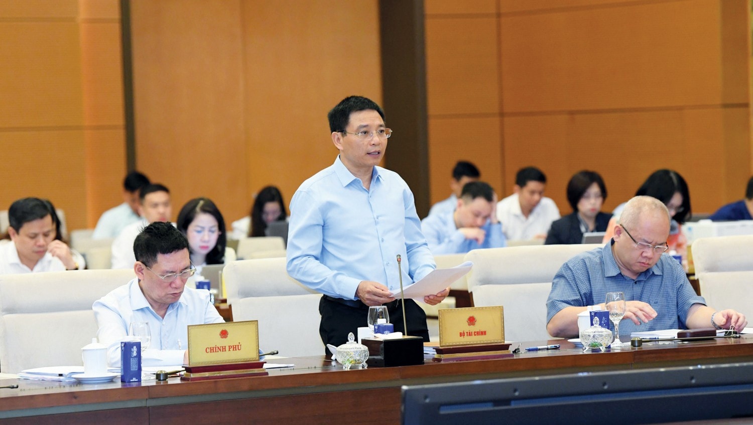 Bộ trưởng Bộ Tài chính Nguyễn Văn Thắng trình bày tóm tắt Tờ trình dự án Luật. Ảnh: Lâm Hiển