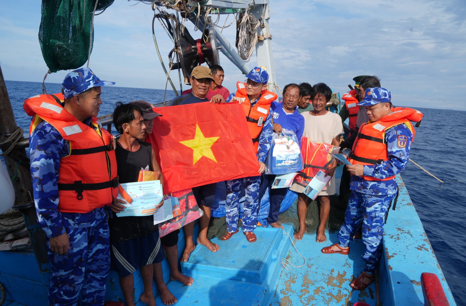 tang-qua-co-to-quoc-cho-ngu-dan.jpg