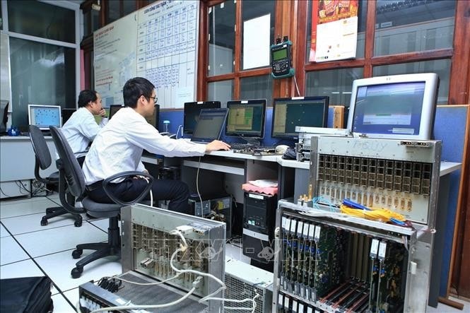 Xử lý kỹ thuật tại phòng Truyền dẫn Trung tâm VNPT Hà Nội. Ảnh tư liệu: Minh Quyết/TTXVN