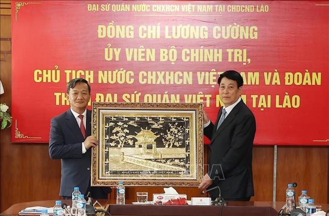Chủ tịch nước Lương Cường trao bức tranh Khuê Văn Các tặng Đại sứ quán Việt Nam tại Lào. Ảnh: Lâm Khánh/TTXVN