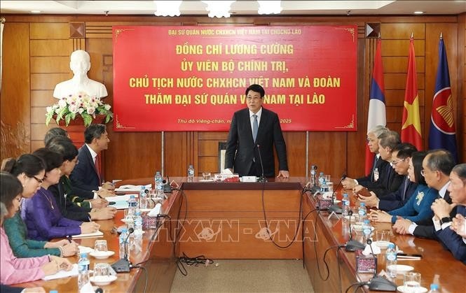 Chủ tịch nước Lương Cường làm việc với Đại sứ quán Việt Nam tại Lào. Ảnh: Lâm Khánh/TTXVN