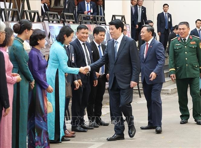 Chủ tịch nước Lương Cường với cán bộ, nhân viên Đại sứ quán Việt Nam tại Lào. Ảnh: Lâm Khánh/TTXVN