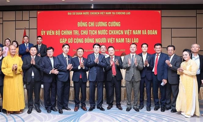 Chủ tịch nước Lương Cường với đại diện cộng đồng người Việt Nam tại Lào. Ảnh: Lâm Khánh/TTXVN