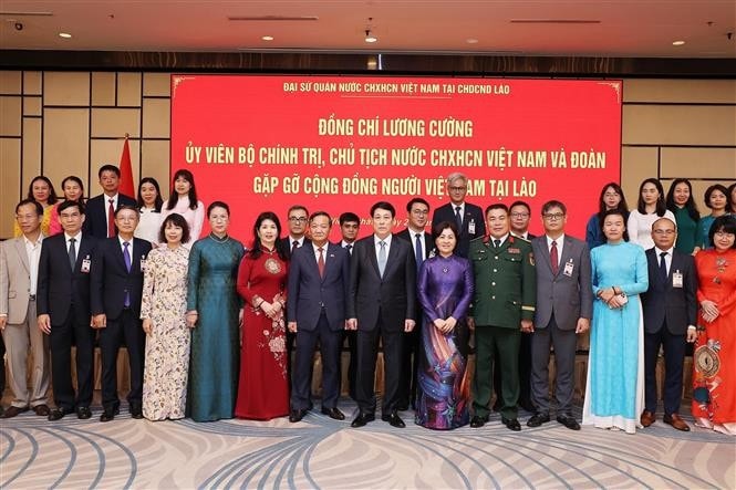 Chủ tịch nước Lương Cường với đại diện cộng đồng người Việt Nam tại Lào. Ảnh: Lâm Khánh/TTXVN