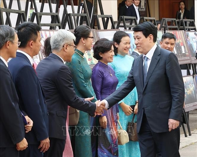 Chủ tịch nước Lương Cường với cán bộ, nhân viên Đại sứ quán Việt Nam tại Lào. Ảnh: Lâm Khánh/TTXVN