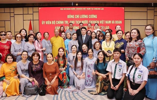 Chủ tịch nước Lương Cường với đại diện cộng đồng người Việt Nam tại Lào. Ảnh: Lâm Khánh/TTXVN