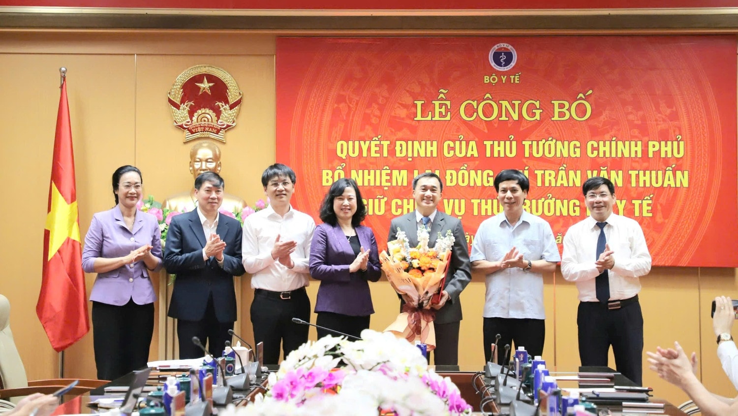 2442025-bt-cac-dai-bieu-chuc-mung-2.jpg