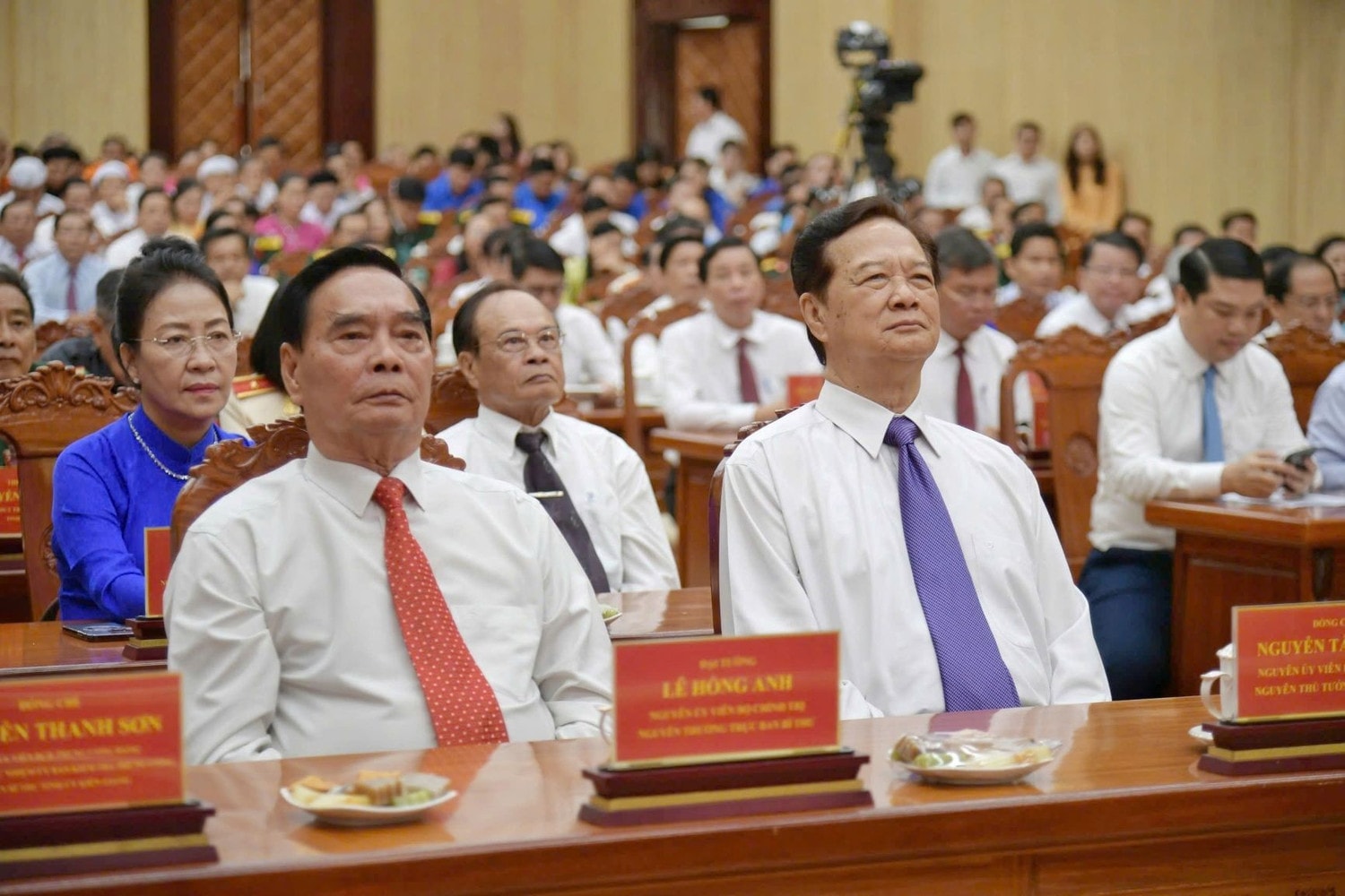 dai-bieu-tham-du.jpg