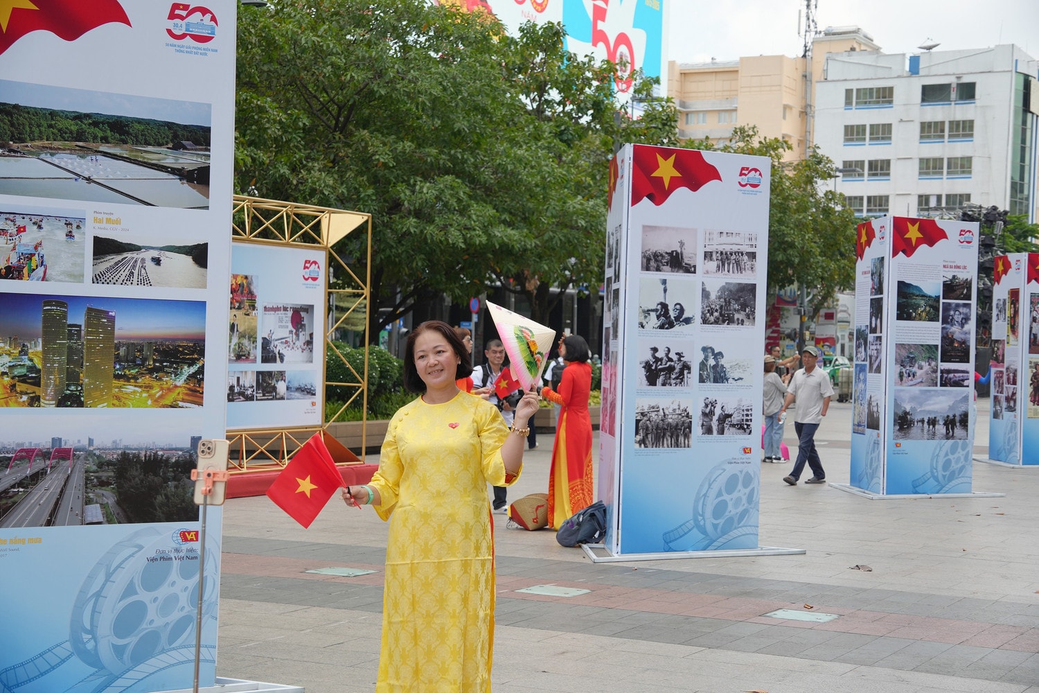 trien-lam-am-vang-dai-thang-mua-xuan-1975-trong-dien-anh-tai-pho-di-bo-nguyen-hue-thac-hieu-18.jpg