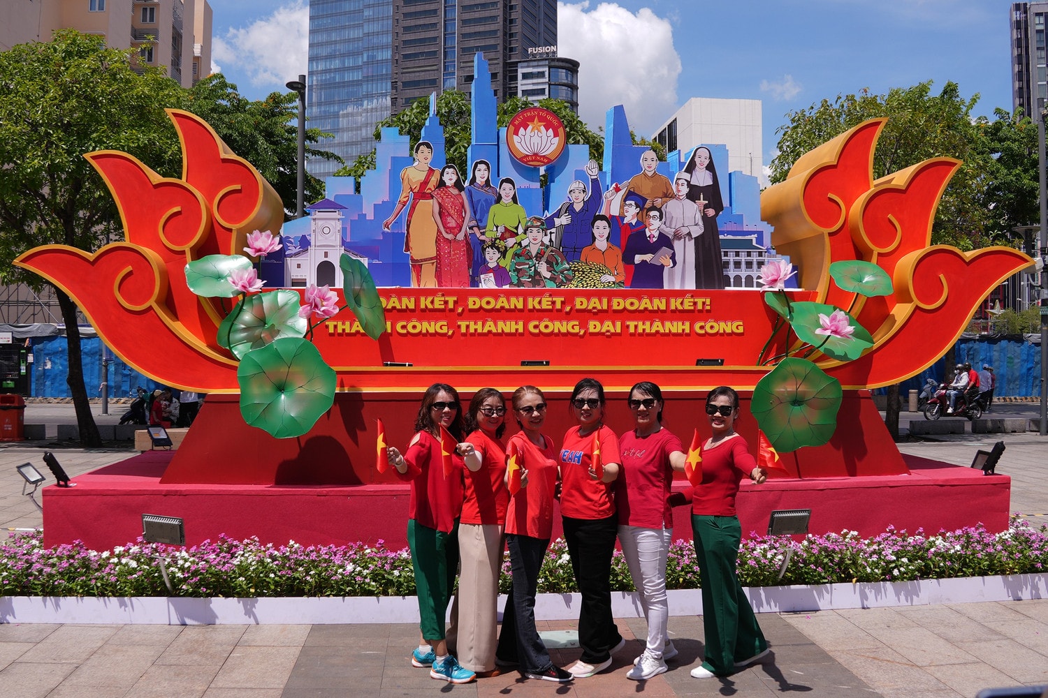 nguoi-dan-check-in-cac-bieu-tuong-50-nam-giai-phong-mien-nam-tai-pho-di-bo-nguyen-hue-thac-hieu-1.jpg
