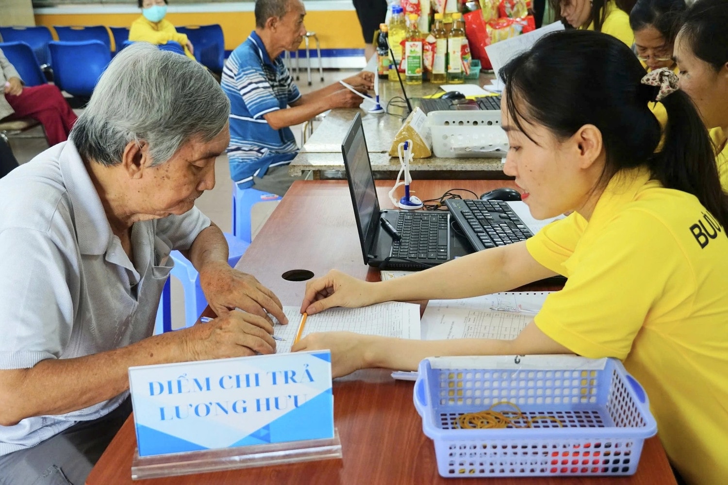 Ngành BHXH thực hiện chi trả lương hưu, trợ cấp bảo hiểm xã hội tháng 5 từ 25 - 28.4.2025