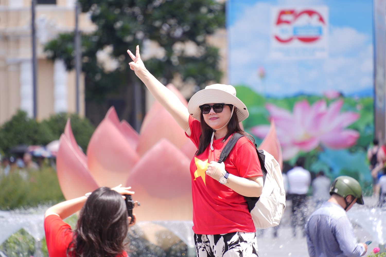 cac-ban-tre-rang-ro-check-in-cac-chuong-trinh-bieu-trung-ky-niem-50-nam-giai-phong-mien-nam-tai-duong-nguyen-hue-thac-hieu-2.jpg