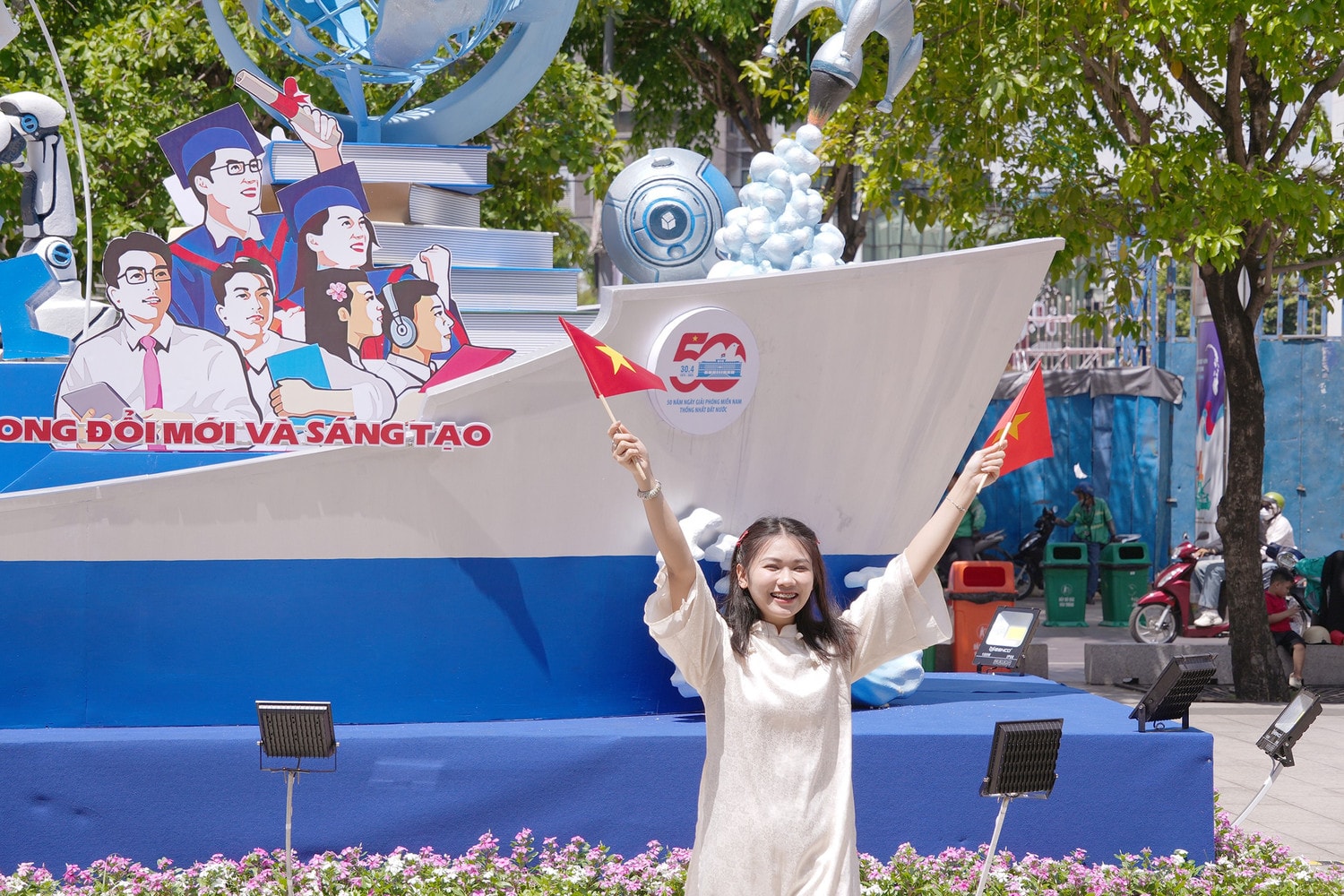 cac-ban-tre-rang-ro-check-in-cac-chuong-trinh-bieu-trung-ky-niem-50-nam-giai-phong-mien-nam-tai-duong-nguyen-hue-thac-hieu-4.jpg