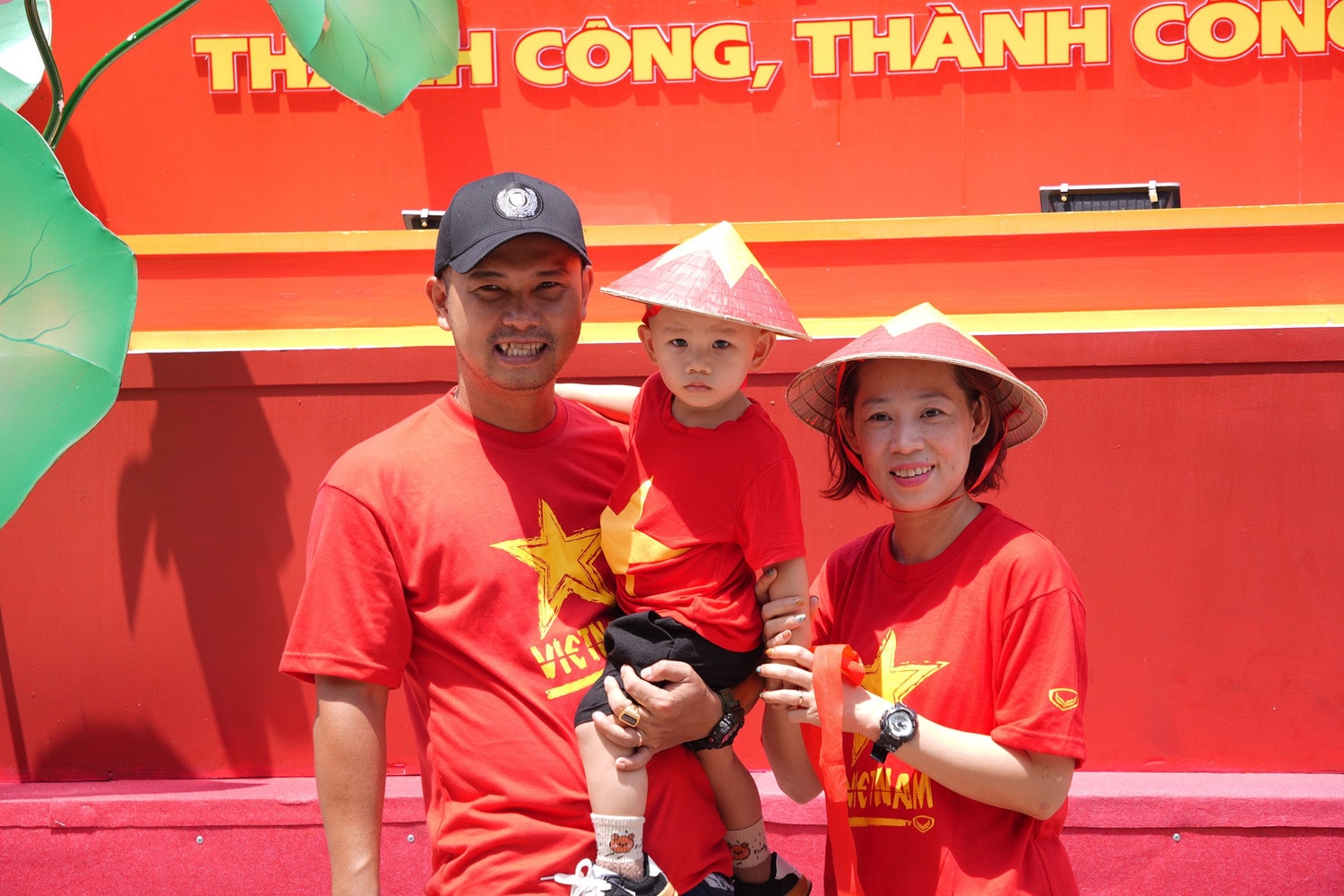gia-dinh-nho-trong-trang-phuc-co-do-sao-vang-check-in-bieu-tuong-50-nam-giai-phong-mien-nam-tai-pho-di-bo-nguyen-hue-thac-hieu-1.jpg