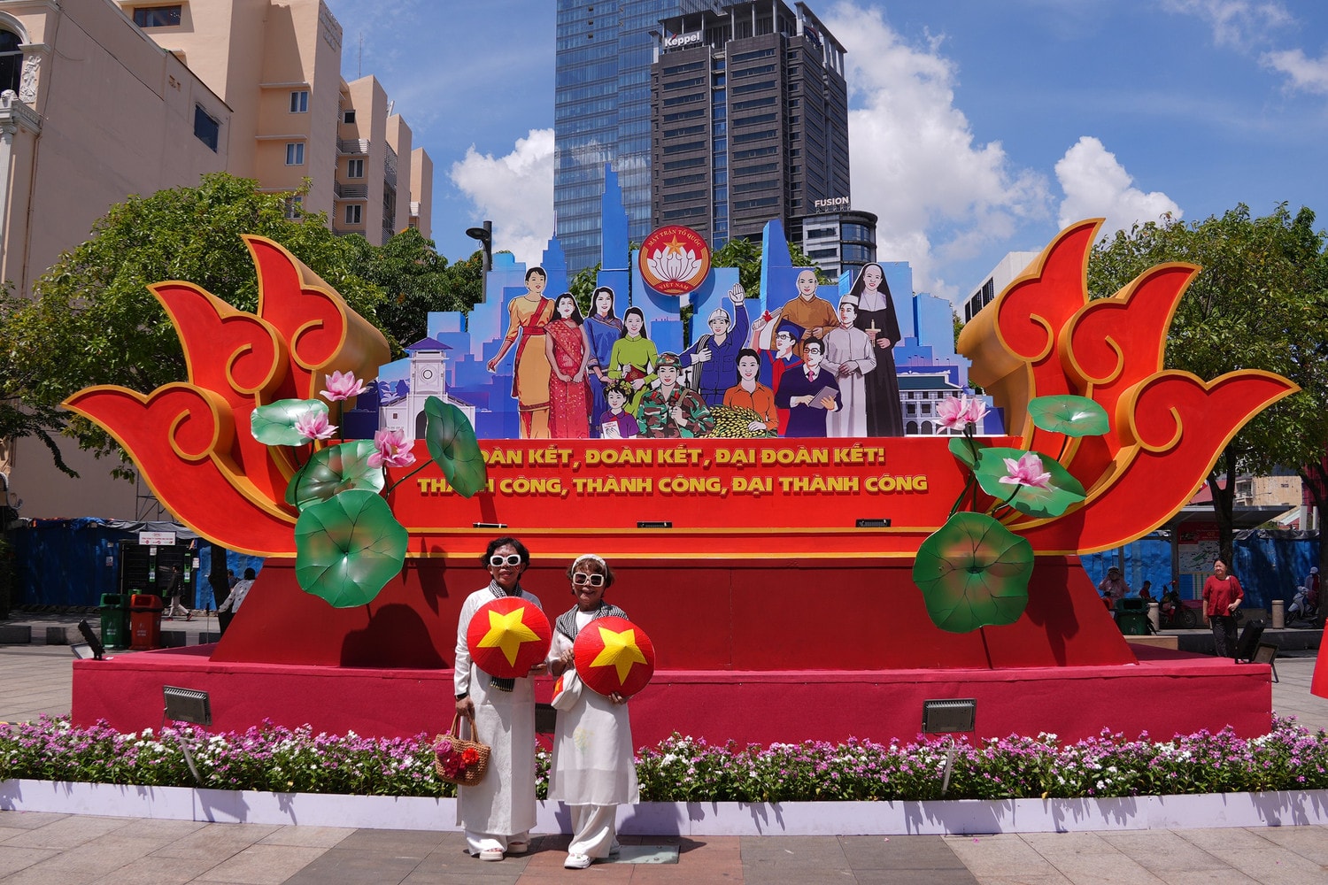 nguoi-dan-check-in-cac-bieu-tuong-50-nam-giai-phong-mien-nam-tai-pho-di-bo-nguyen-hue-thac-hieu-3.jpg
