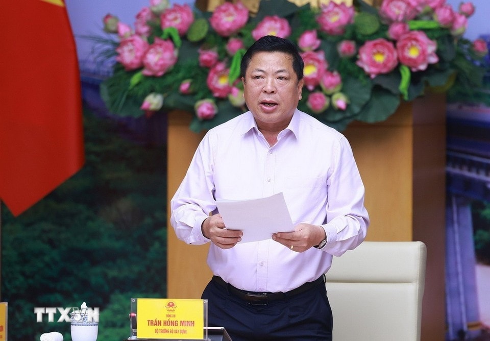 Bộ trưởng Bộ Xây dựng Trần Hồng Minh báo cáo tình hình triển khai các dự án trọng điểm lĩnh vực đường sắt. Ảnh: Dương Giang/TTXVN