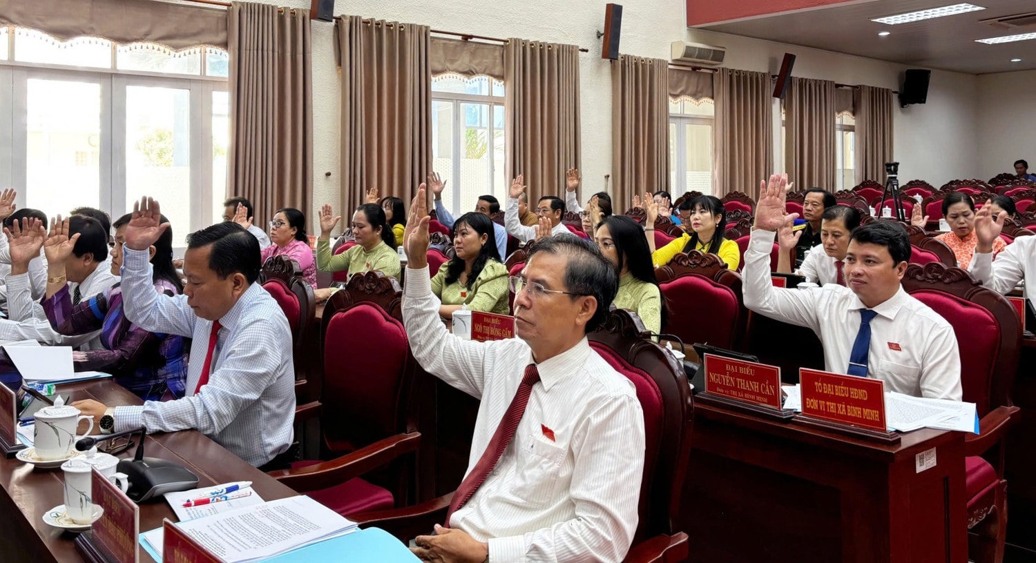Đại biểu HĐND tỉnh thông qua nghị quyết tại kỳ họp. Ảnh: Hữu Tài