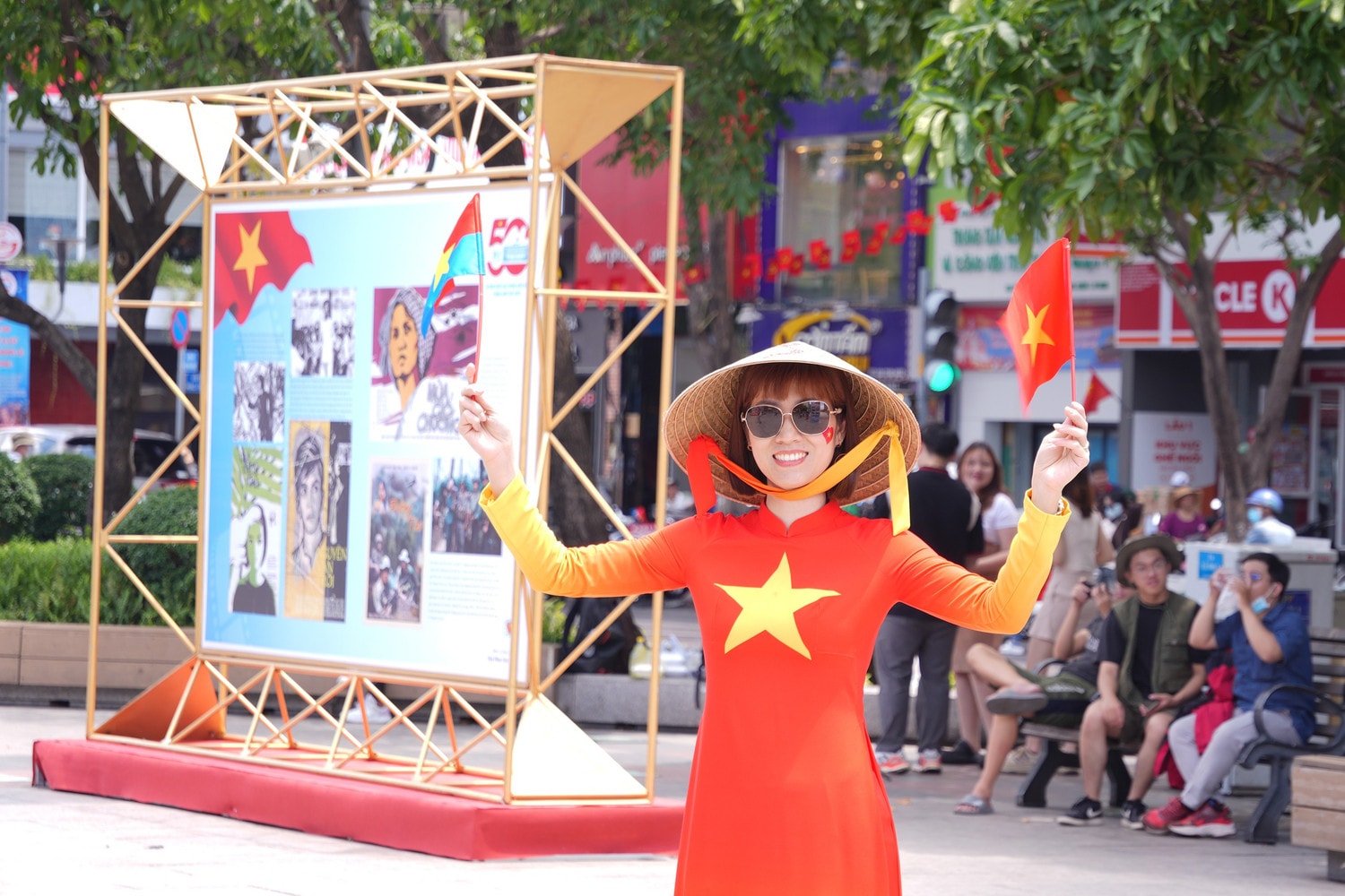 trien-lam-am-vang-dai-thang-mua-xuan-1975-trong-dien-anh-tai-pho-di-bo-nguyen-hue-thac-hieu-14.jpg