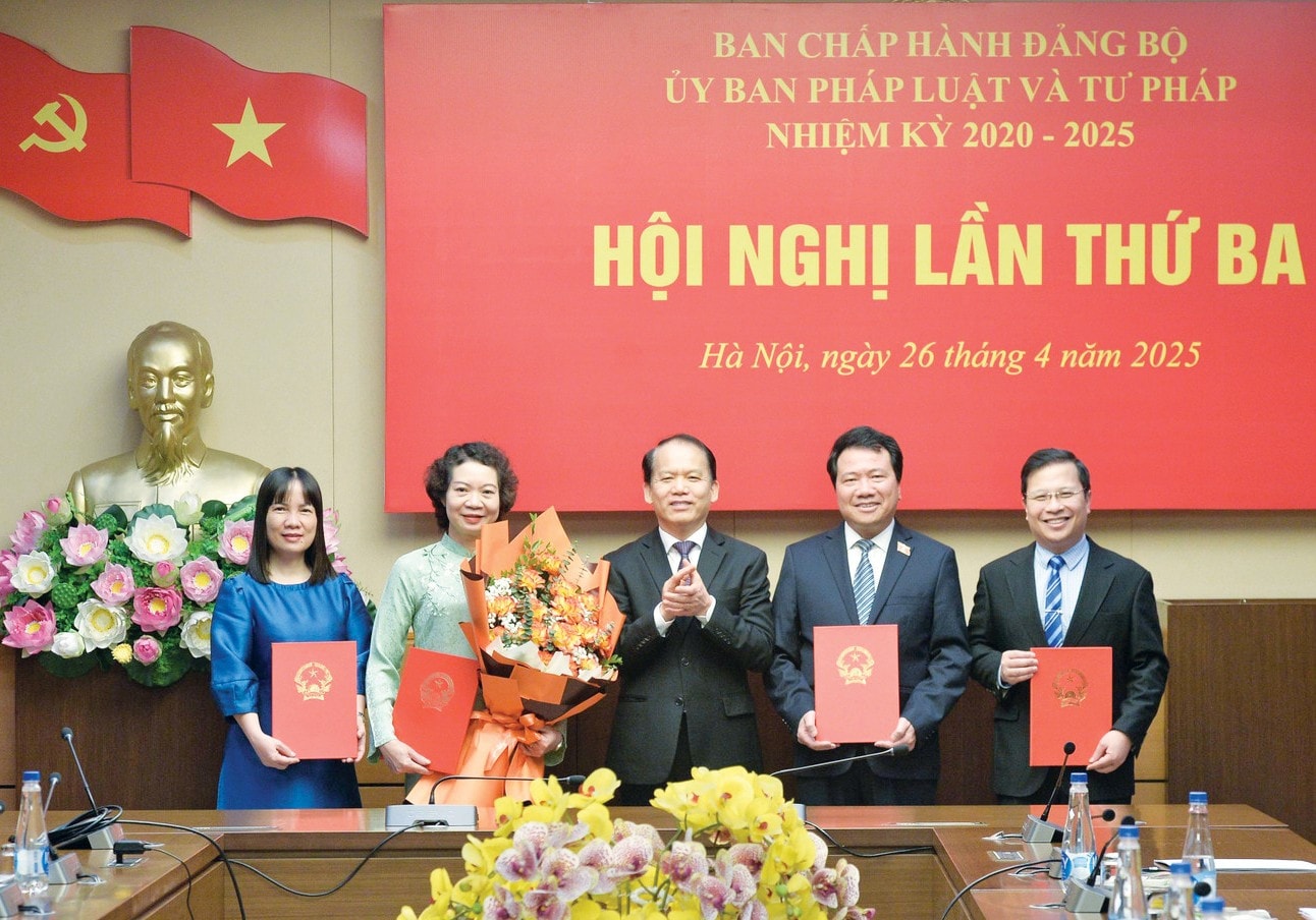 Chủ nhiệm Ủy ban Pháp luật và Tư pháp Hoàng Thanh Tùng trao Quyết định của Ban Thường vụ Đảng ủy Quốc hội về việc chỉ định Chủ nhiệm, Phó Chủ nhiệm và Ủy viên Ủy ban Kiểm tra Đảng ủy Ủy ban Pháp luật và Tư pháp nhiệm kỳ 2020 - 2025