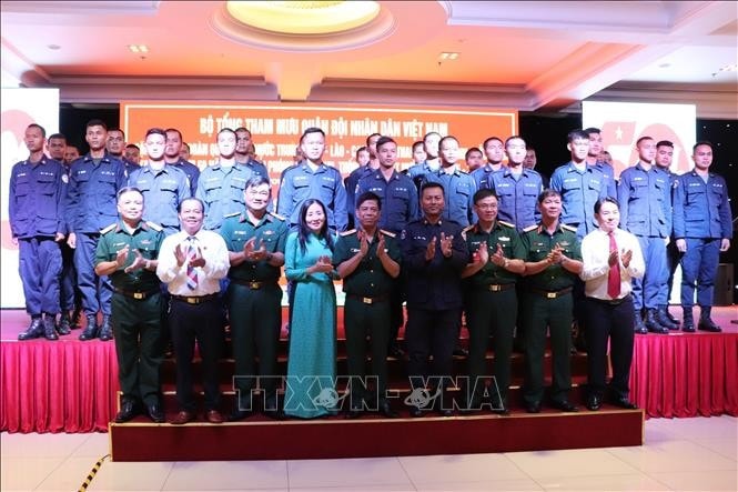 Thượng tướng Nguyễn Văn Nghĩa, Phó Tổng Tham mưu trưởng QĐND Việt Nam, chụp ảnh lưu niệm cùng đoàn Quân đội Hoàng gia Campuchia